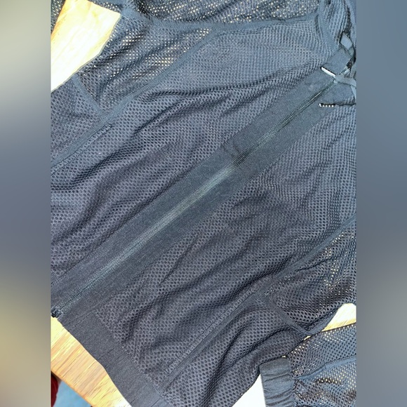 Lululemon Relaxed Fit Mesh Jacket
DESIGNED FOR ON THE MOVE - Picture 9 of 11